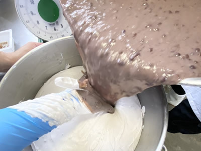 ４．生クリームにあずきを投入
