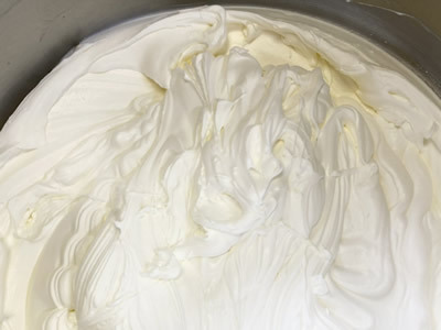 ２．生クリームを用意